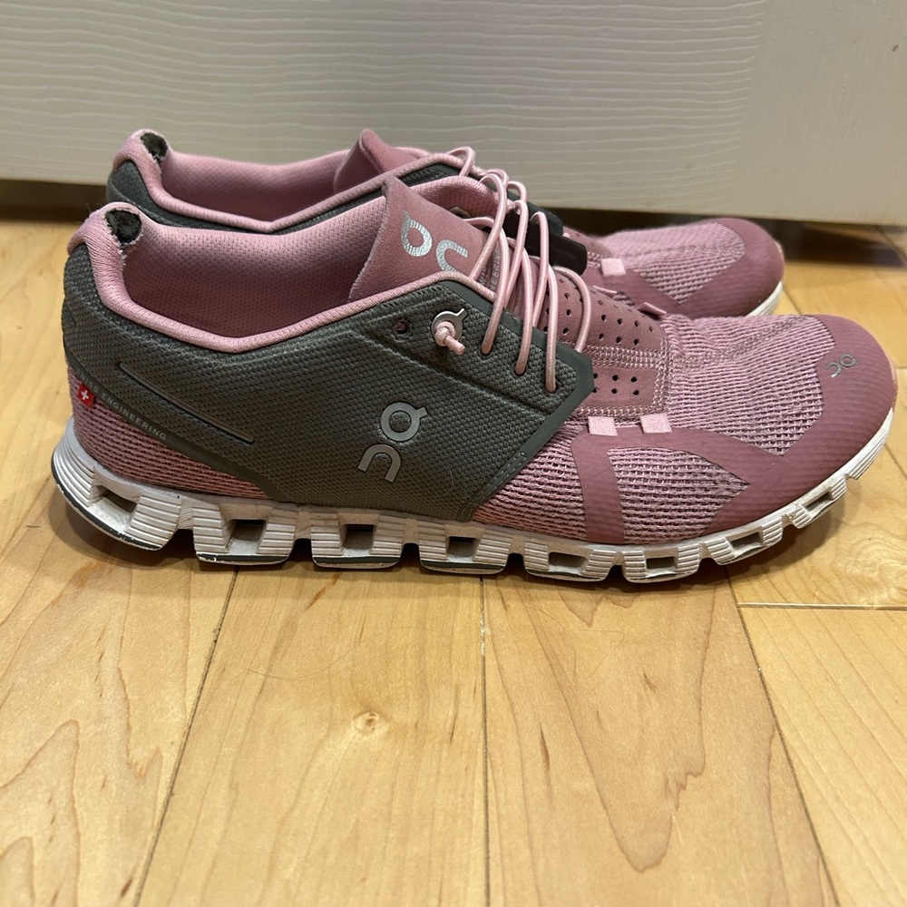 On Cloud Women’s Cloud 5 Sneaker, pink and gray, size 9